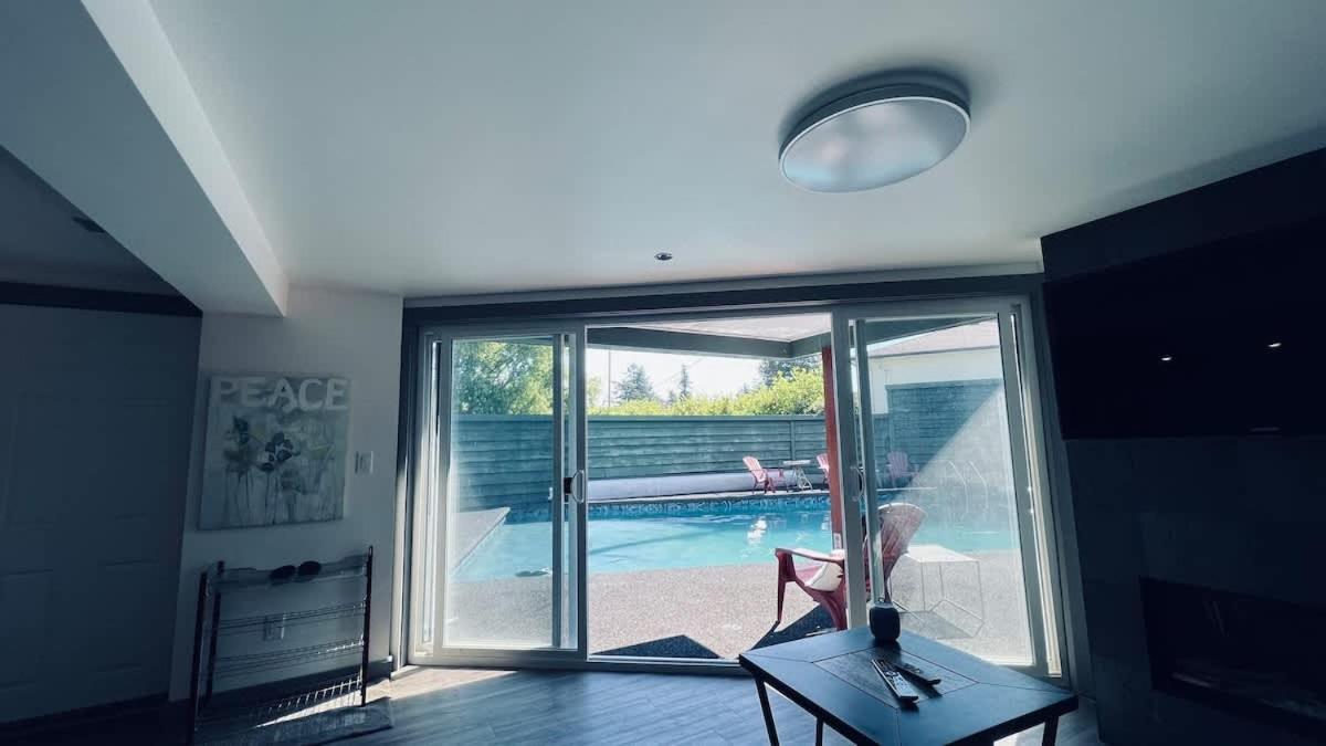 Tranquil Oasis 2 Bedroom Suite With Pool View Victoria Luaran gambar