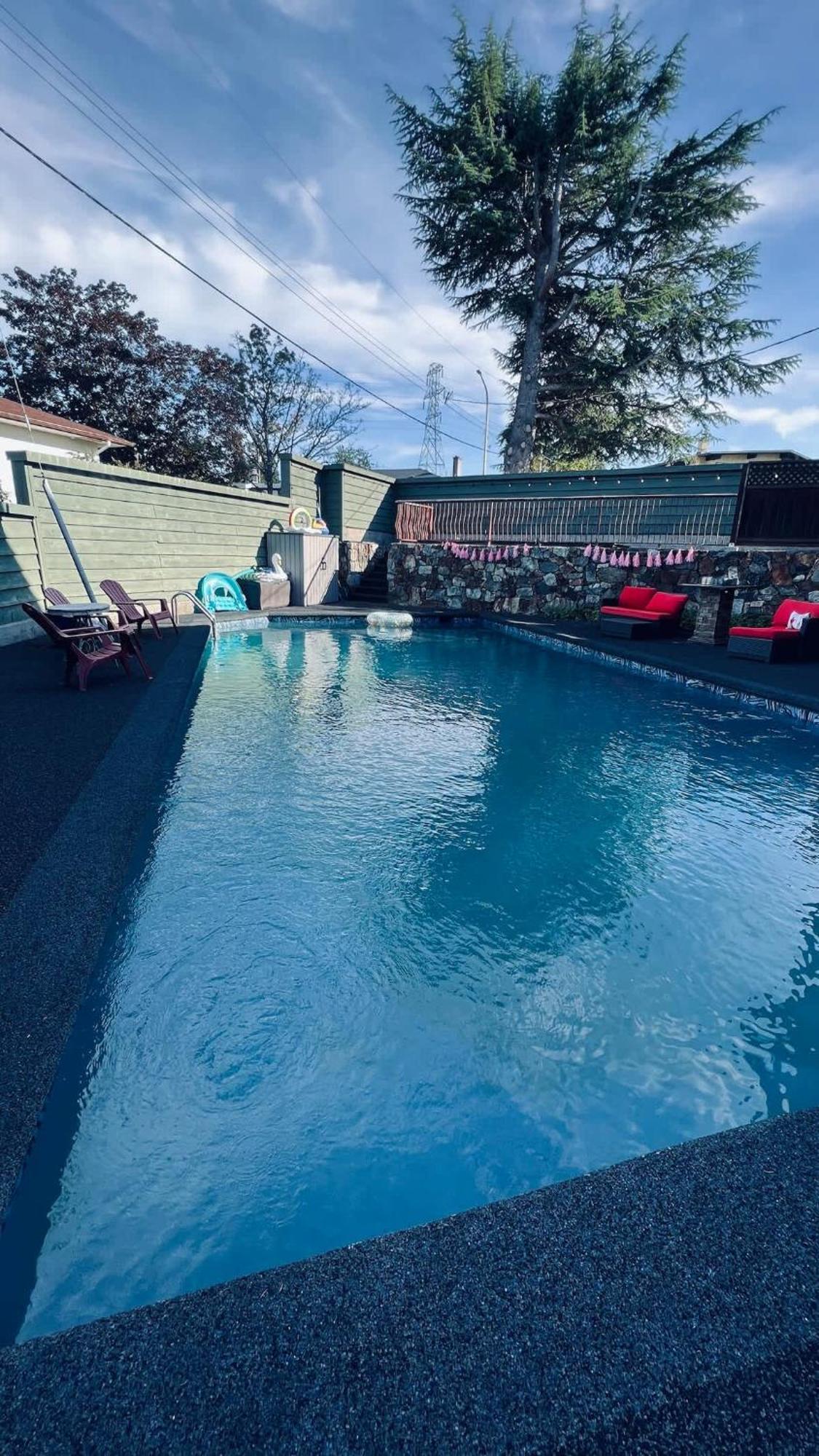 Tranquil Oasis 2 Bedroom Suite With Pool View Victoria Luaran gambar