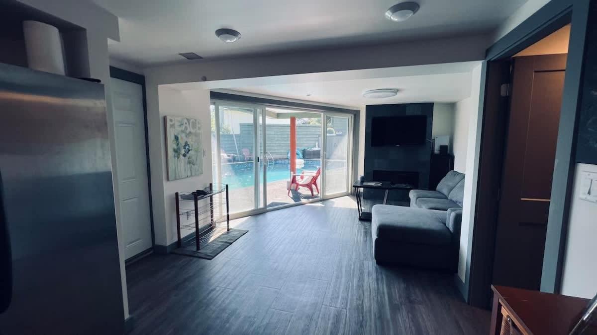Tranquil Oasis 2 Bedroom Suite With Pool View Victoria Luaran gambar