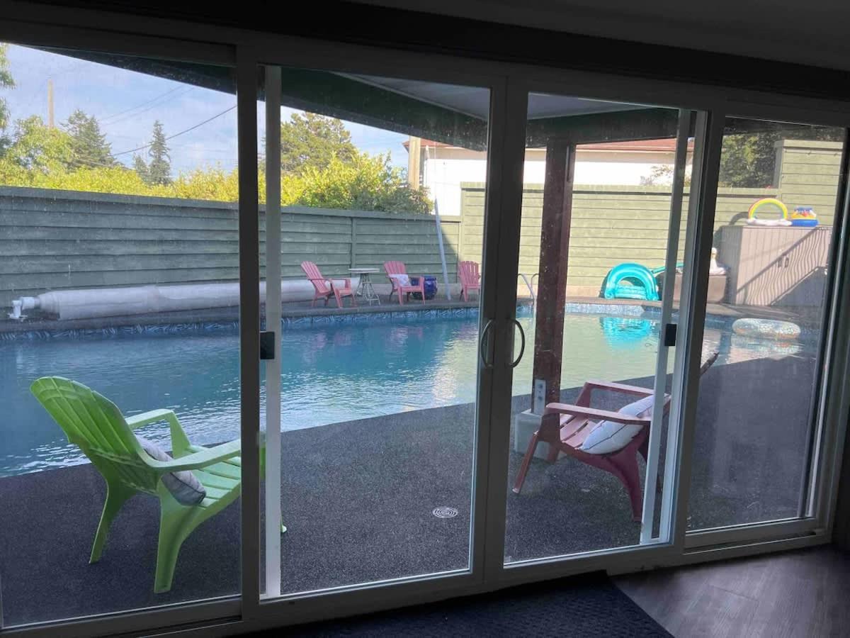 Tranquil Oasis 2 Bedroom Suite With Pool View Victoria Luaran gambar