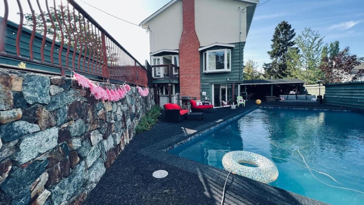 Tranquil Oasis 2 Bedroom Suite With Pool View Victoria Luaran gambar